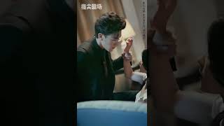 餘茵的驚喜短劇亮相：單手抱的帥氣一刻